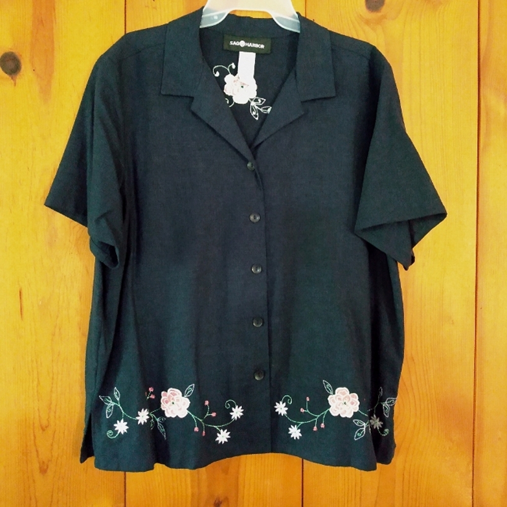 NWOT Sag Harbor Linen Shirt with Floral Embroidery Detail Short Sleeves